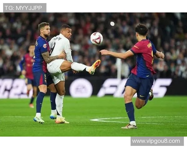 2004年皇马与巴萨经典对决回顾球场上的荣耀与激情交锋